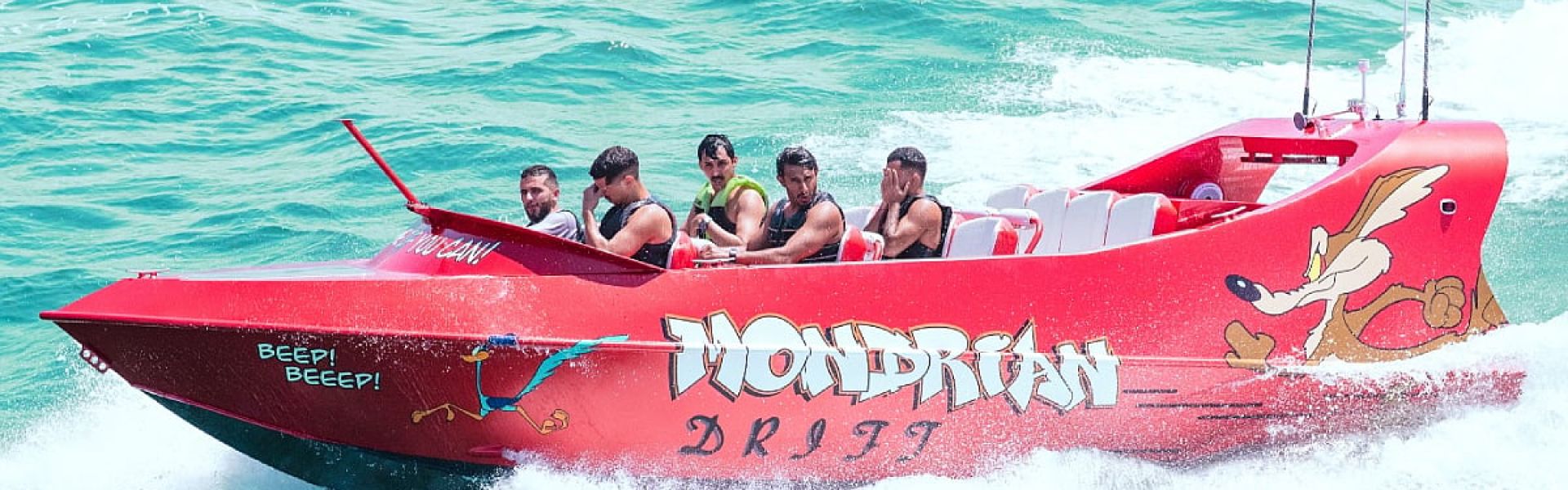 Jet boat Moggaro M700WJ navegando con pasajeros en Doha (Qatar)
