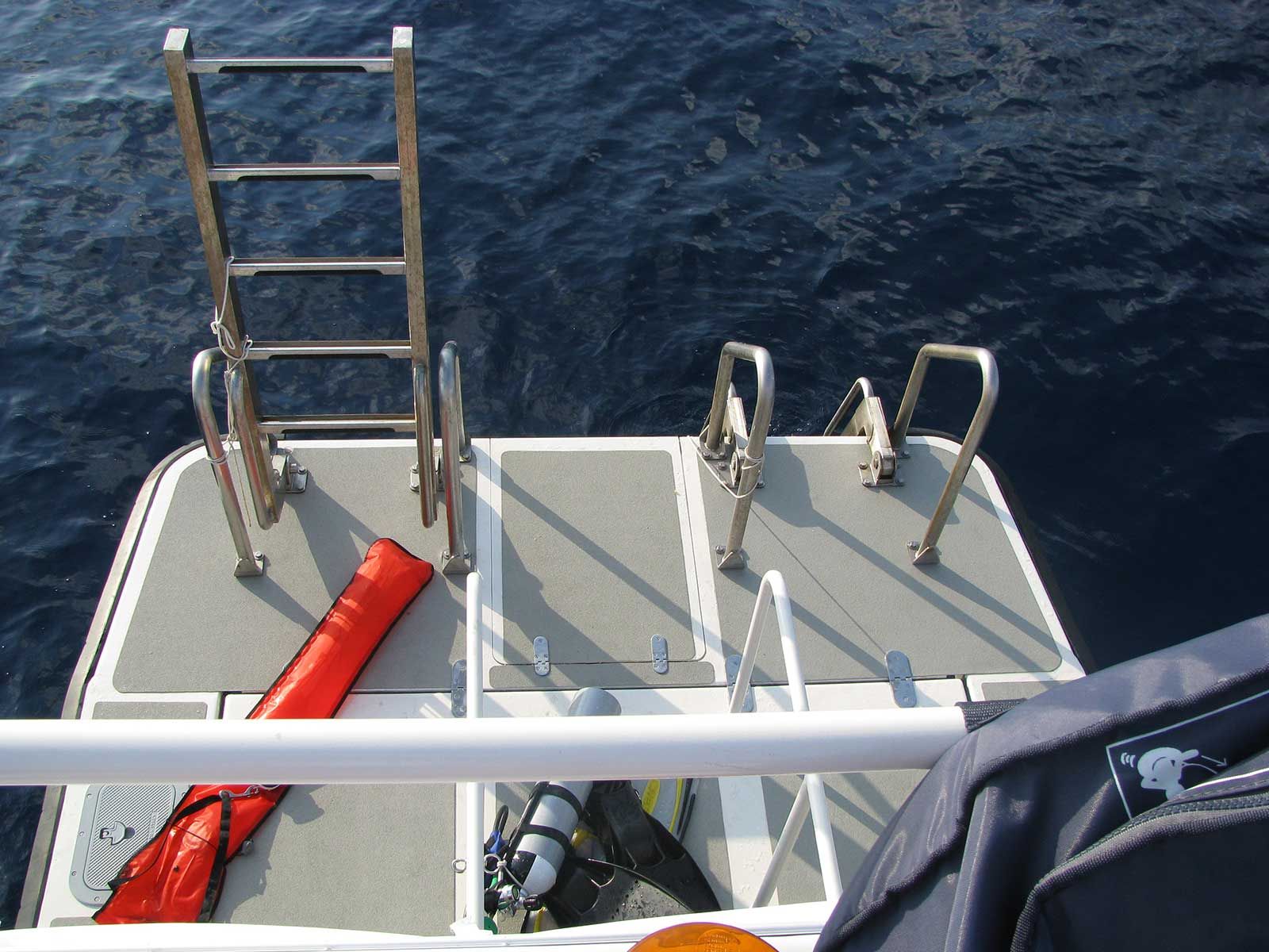 Barco de buceo 990 Dive. Parte trasera