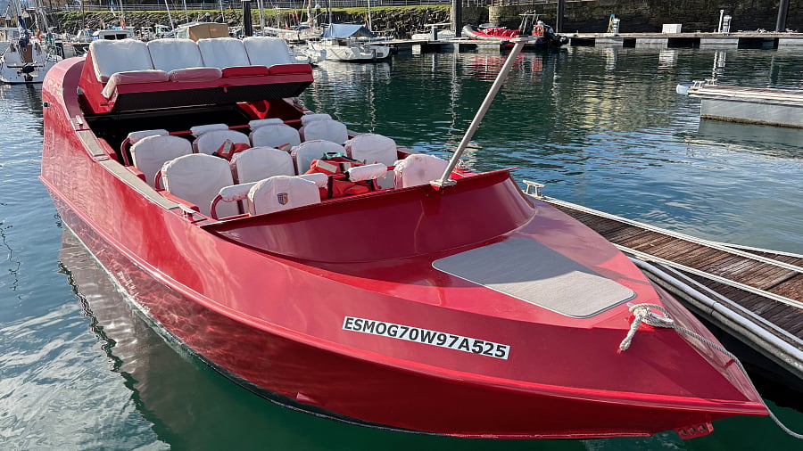 Moggaro M700WJ jet boat for Doha, bow view